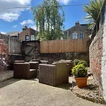 The Neville - Quaint Victorian Home With Free Parking